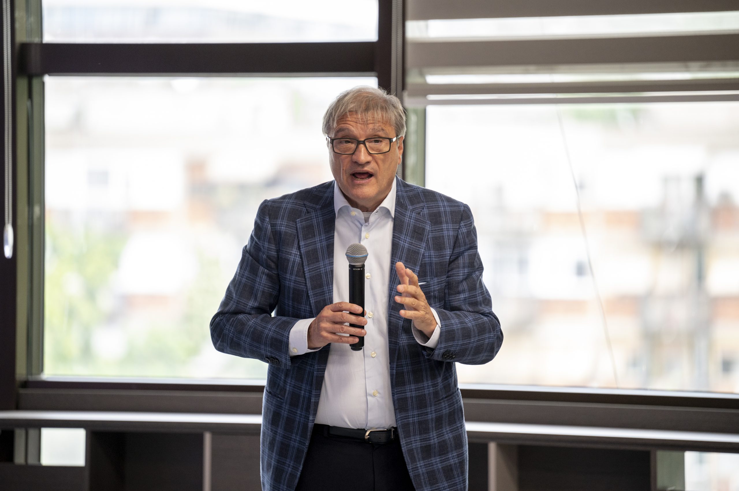 Округли сто: "Управљање кризама - епидемија ковид-19, енергетска и економска криза - стабилизација економије и одржива решења" 5 prof. dr Dragan Djuricin 3 scaled 1