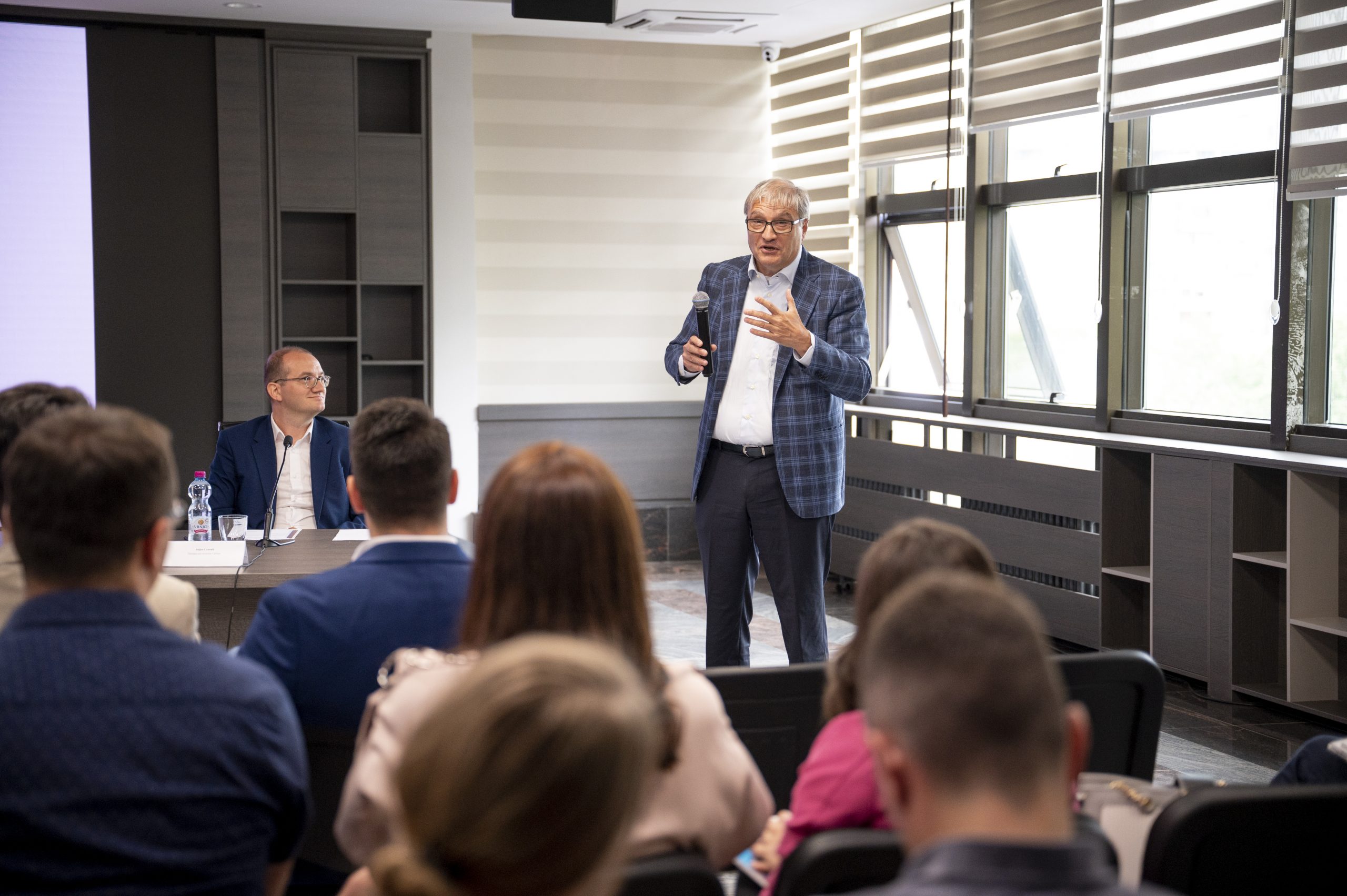 Округли сто: "Управљање кризама - епидемија ковид-19, енергетска и економска криза - стабилизација економије и одржива решења" 3 prof. dr Dragan Djuricin scaled 2