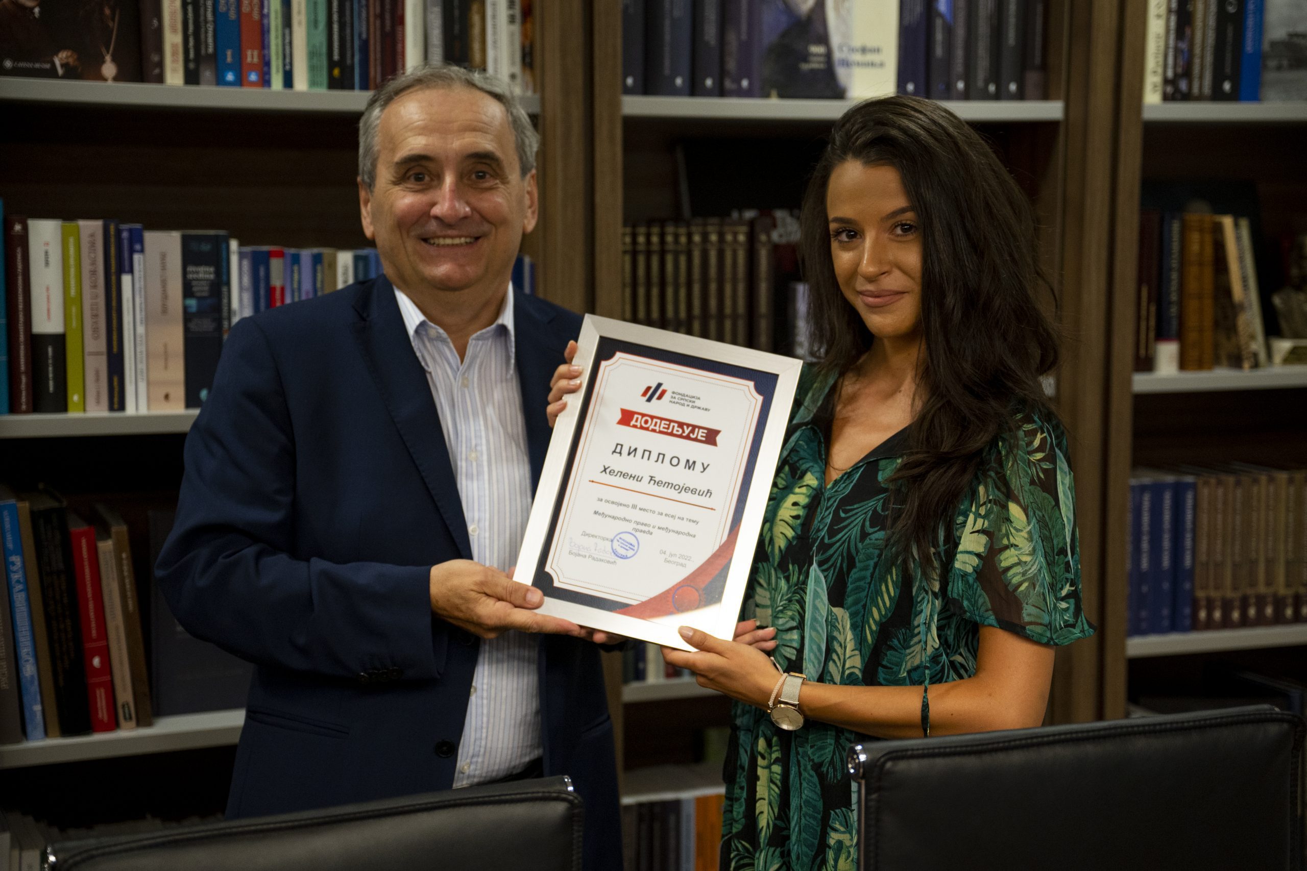 Додела Годишње студентске награде за 2022. годину 2 Dr Zika Bujuklic i student Helena Cemojevic.jpg scaled 1