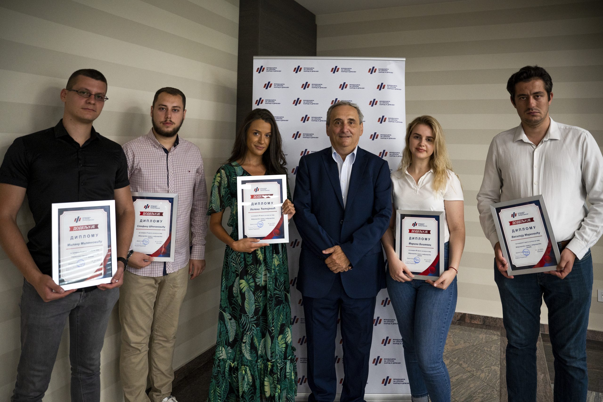 Додела Годишње студентске награде за 2022. годину 6 Grupna fotografija Dr Zike Bujuklica sa dobitnicima nagrade scaled 1