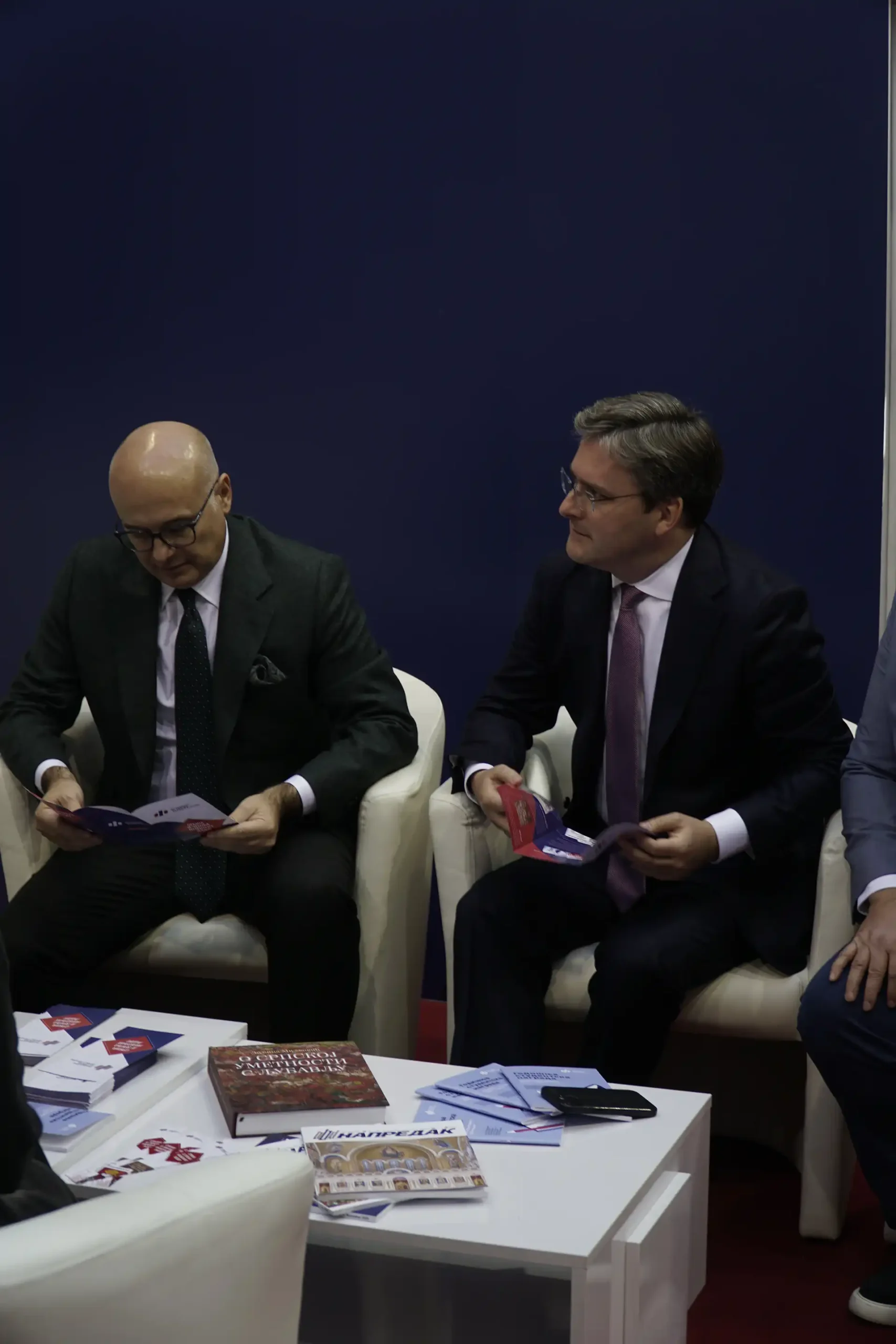 Премијер Милош Вучевић и министри посетили штанд Фондације на Сајму књига 7 DSC0093 scaled