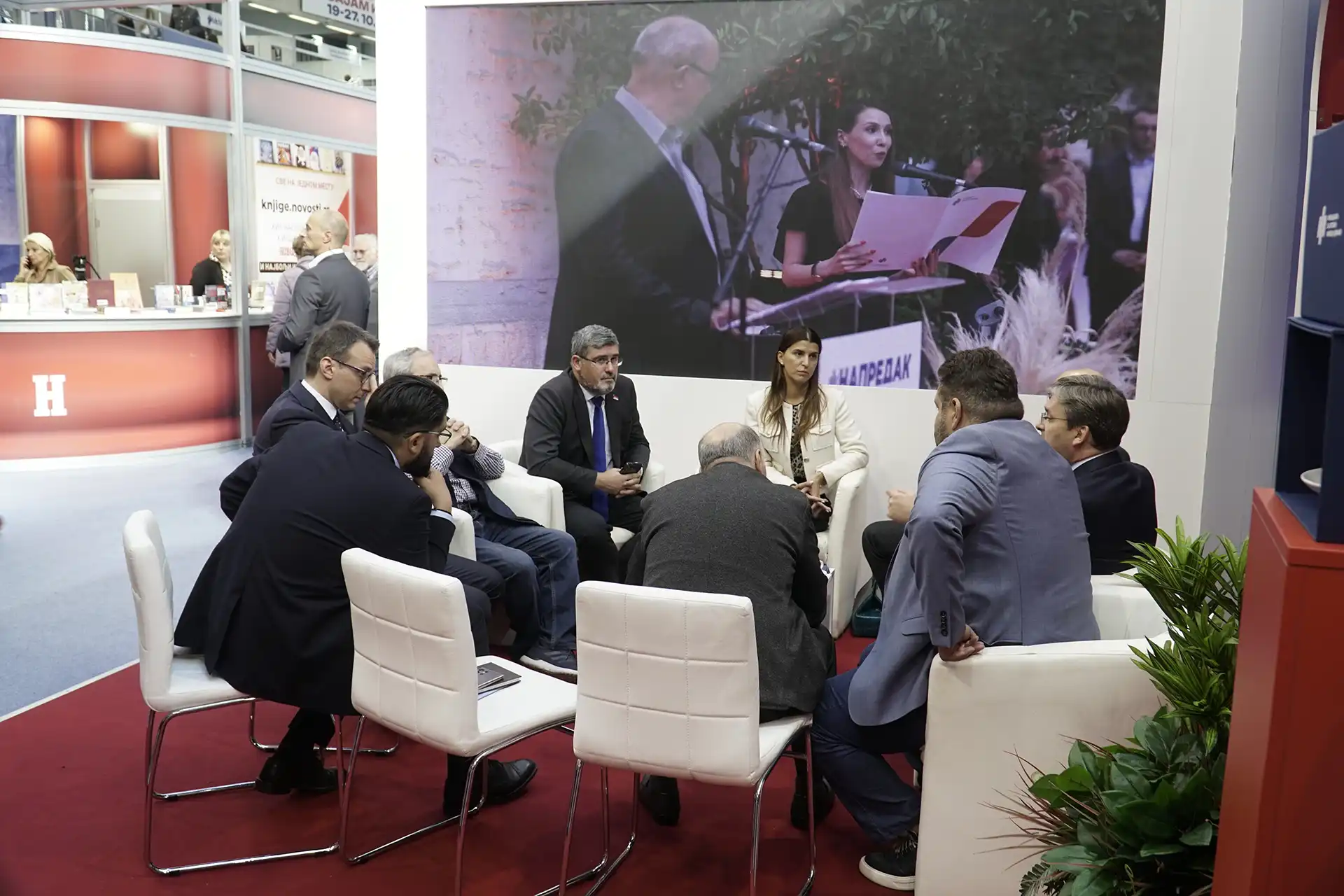 Премијер Милош Вучевић и министри посетили штанд Фондације на Сајму књига 4 DSC0134