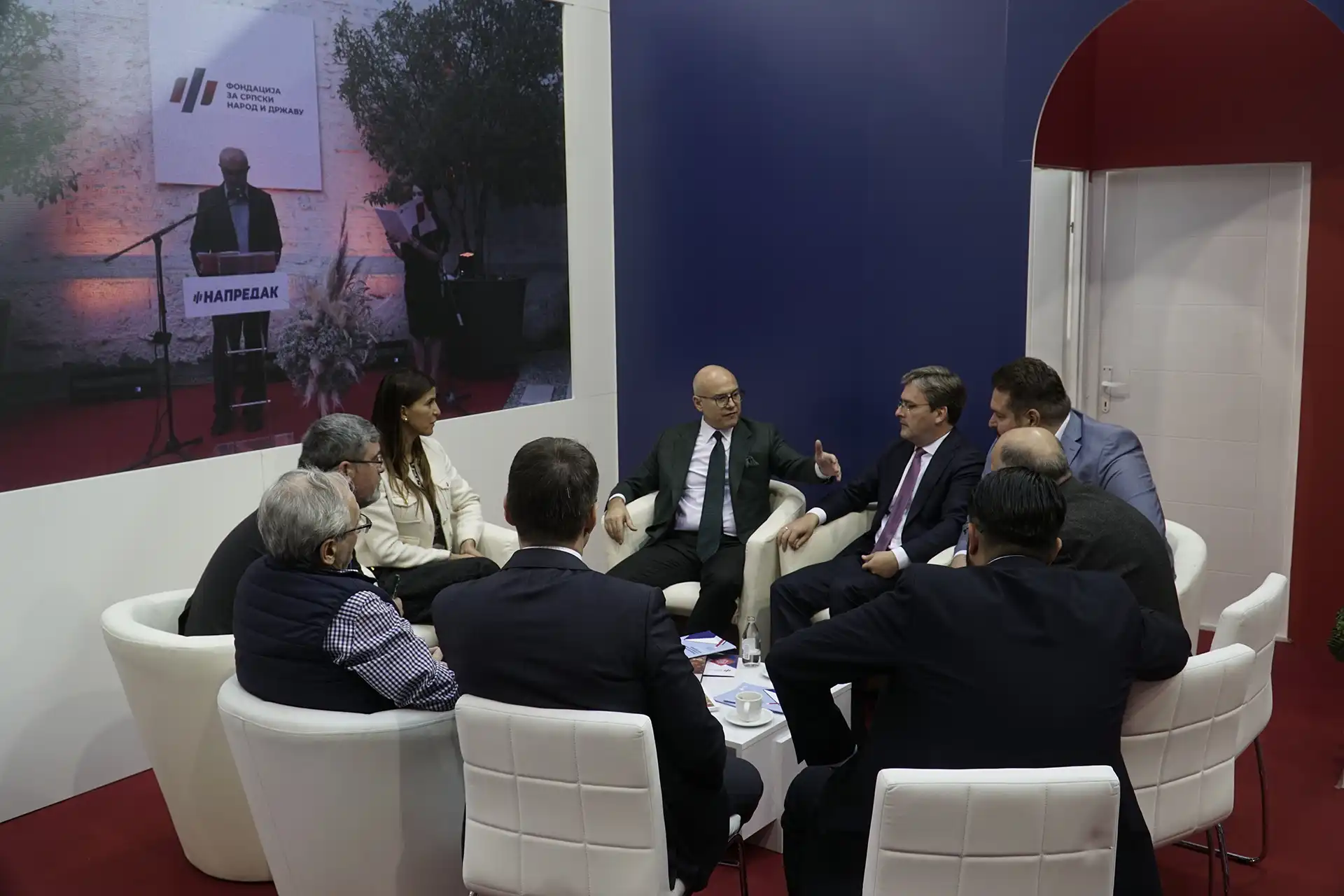 Премијер Милош Вучевић и министри посетили штанд Фондације на Сајму књига 1 DSC0154