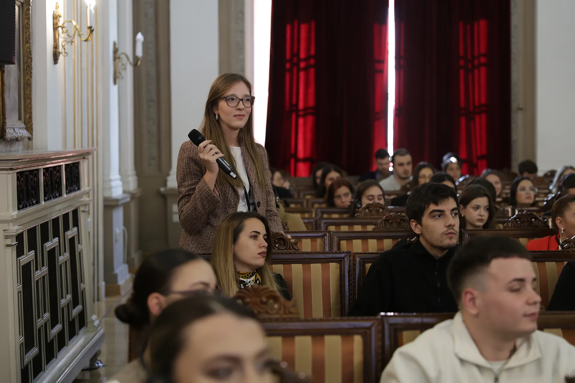 Проф. др Гидеон Грајф одржао студентима предавања о Јасеновцу 15 Gideon Grajf sa studentima