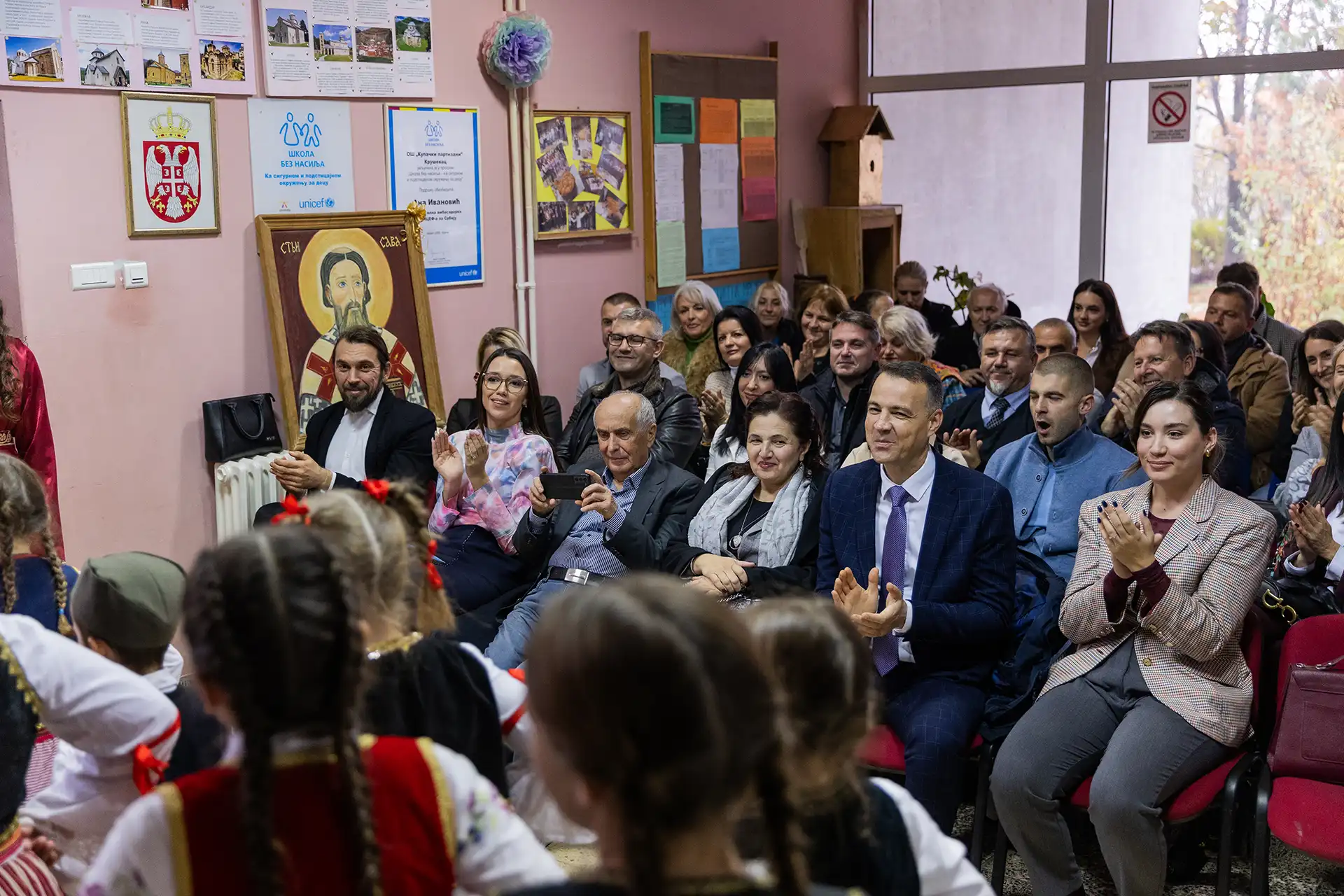 Фондација ”За српски народ и државу” донирала средства за рестаурацију зидне слике ”Молитва за мир” Основној школи ”Кнез Лазар” у Великим Купцима 7 Fondacija za srpski narod i drzavu