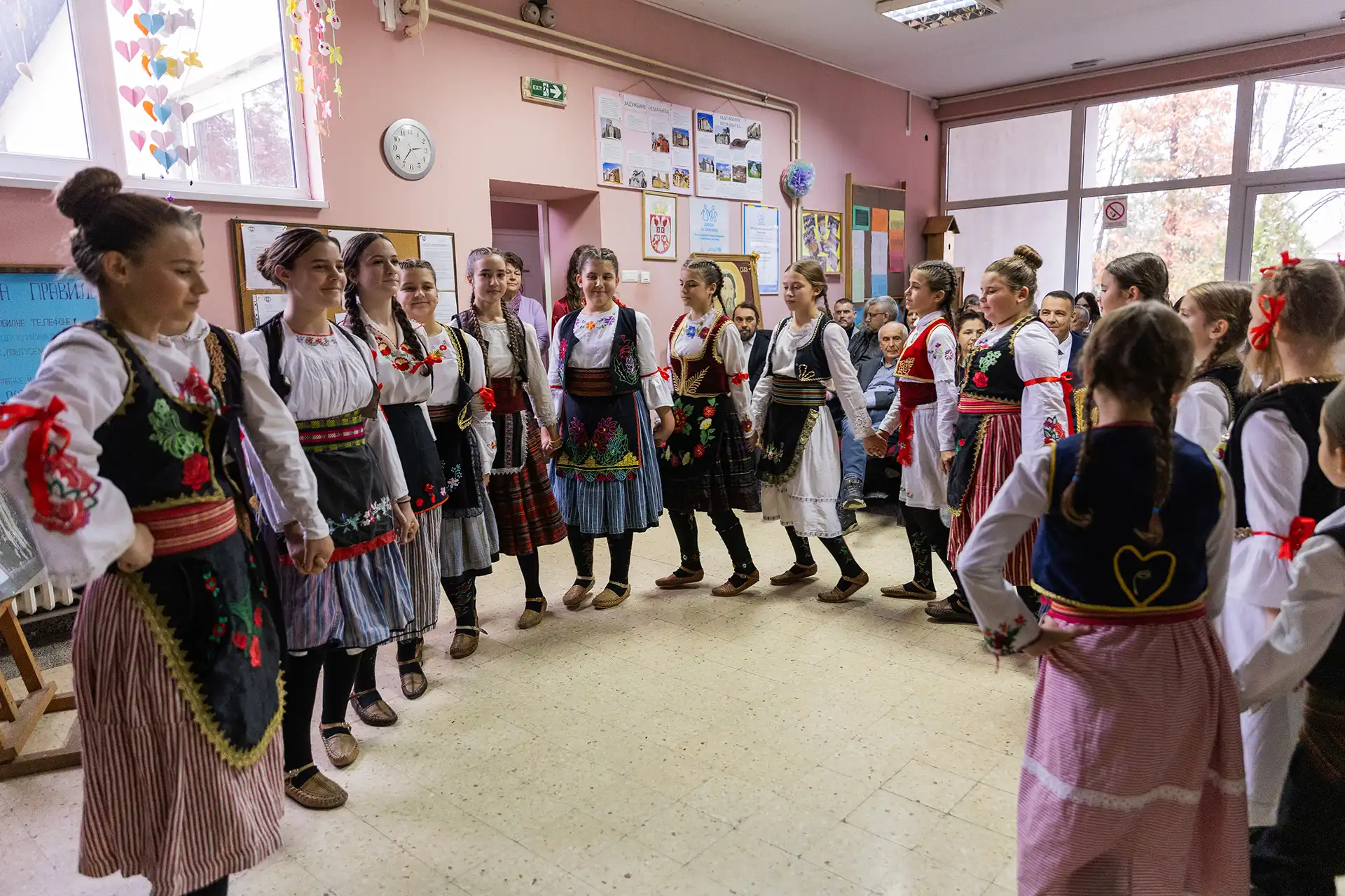 Фондација ”За српски народ и државу” донирала средства за рестаурацију зидне слике ”Молитва за мир” Основној школи ”Кнез Лазар” у Великим Купцима 2 image00008 copy