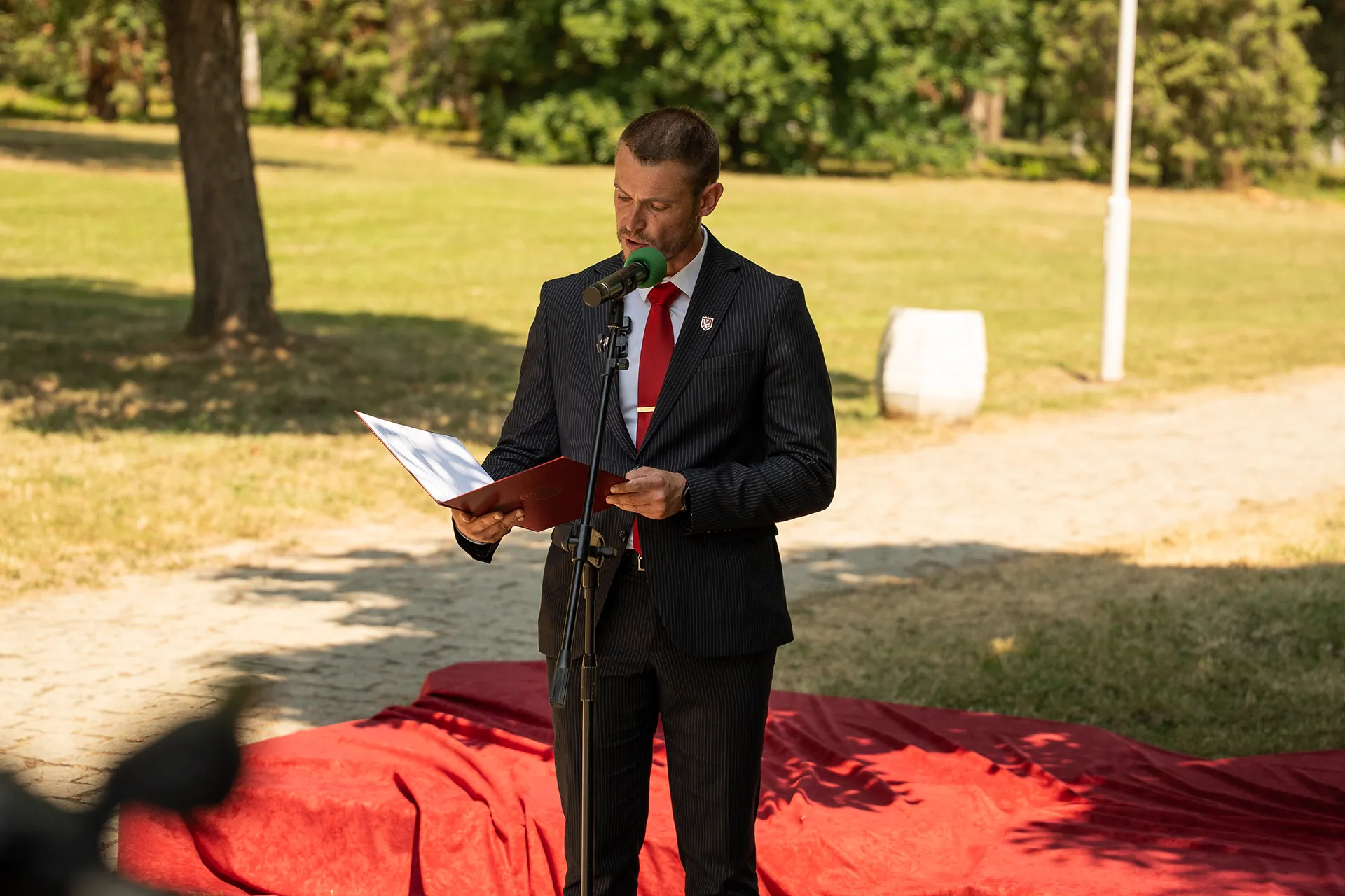 Спомен-плоча са текстом Добрице Ћосића положена на Слободишту у Крушевцу у знак сећања на преко 700 стрељаних Срба, Јевреја и Рома у Другом светском рату 1 Spomen-ploča sa tekstom Dobrice Ćosića