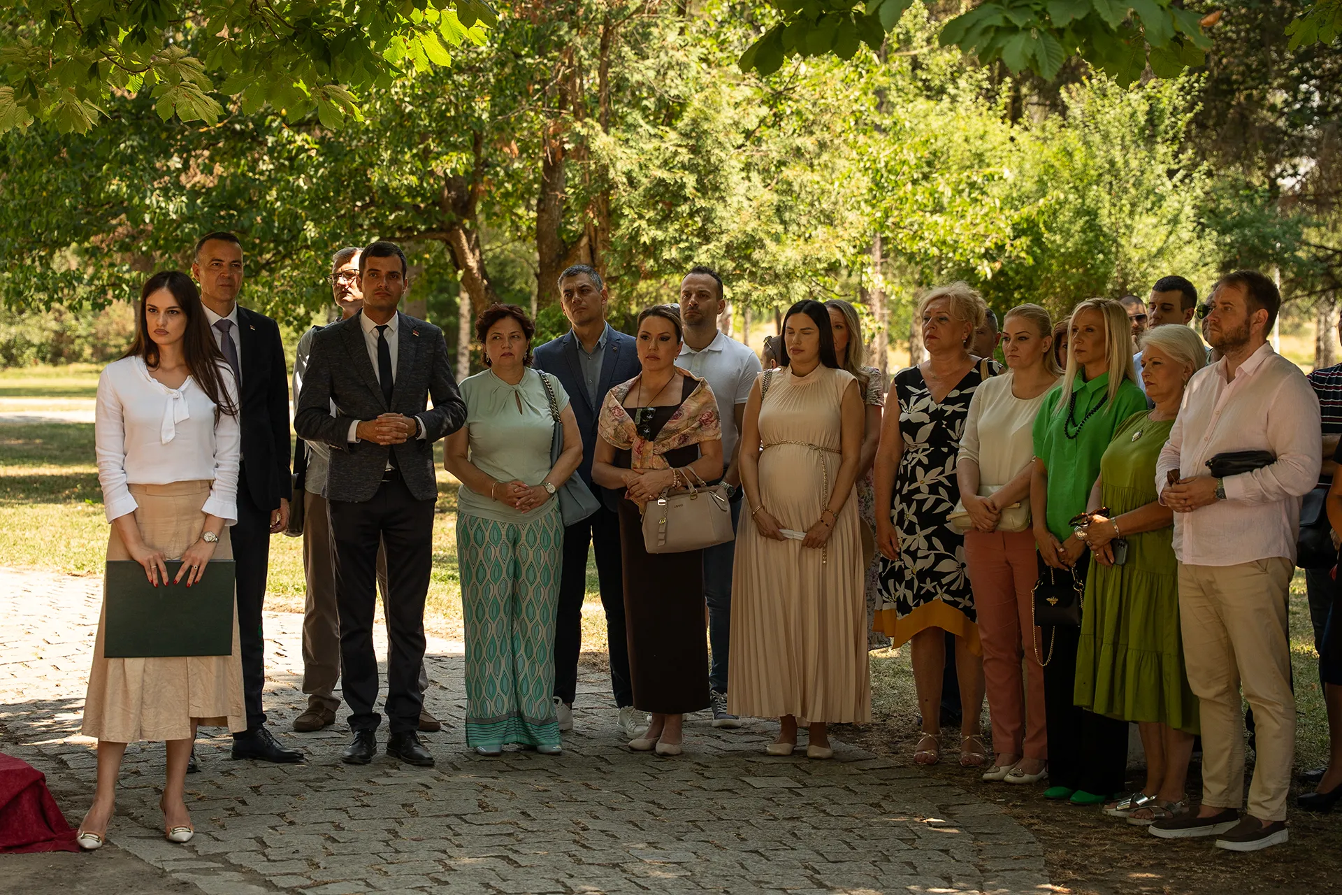 Спомен-плоча са текстом Добрице Ћосића положена на Слободишту у Крушевцу у знак сећања на преко 700 стрељаних Срба, Јевреја и Рома у Другом светском рату 2 Spomen-ploča sa tekstom Dobrice Ćosića