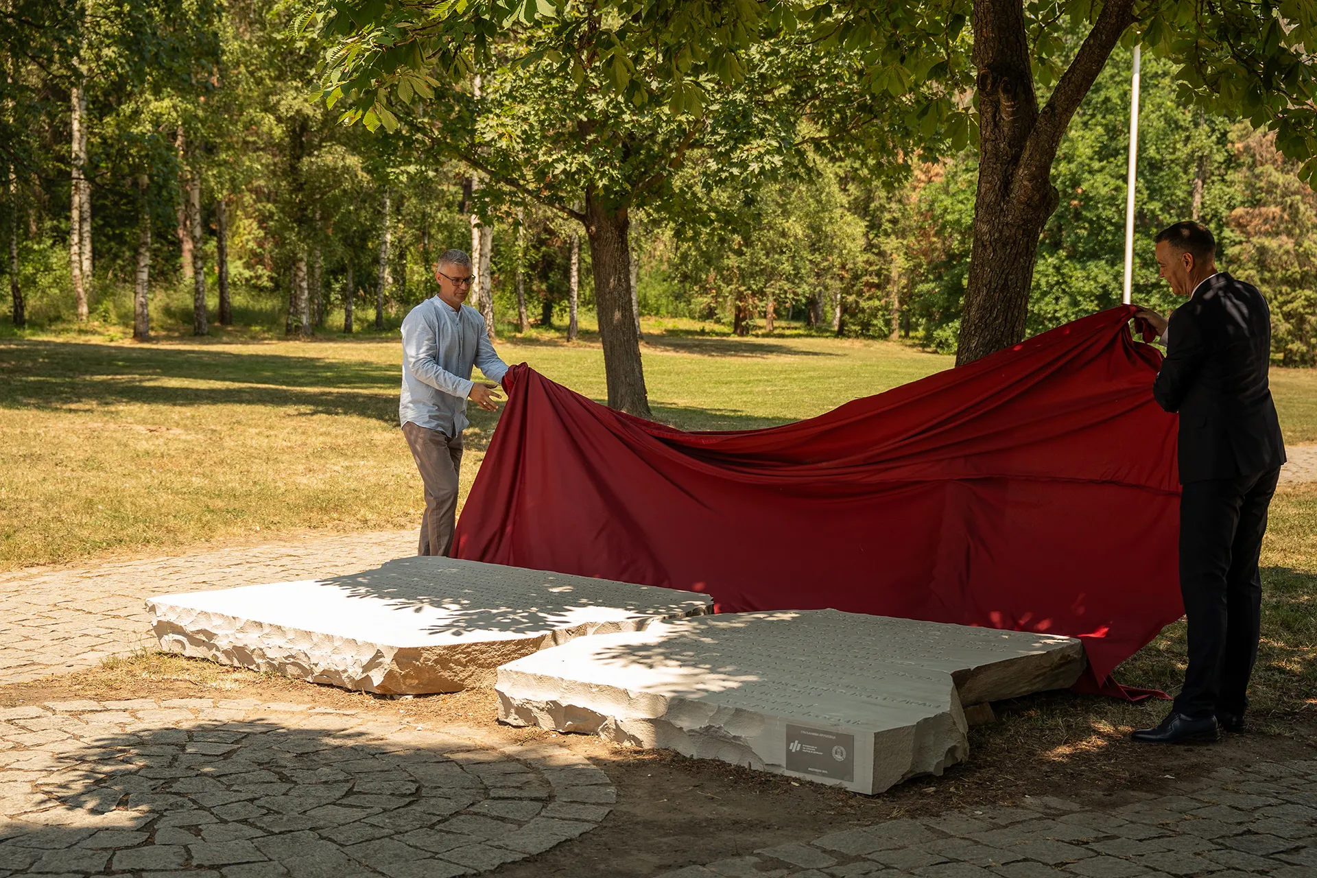 Спомен-плоча са текстом Добрице Ћосића положена на Слободишту у Крушевцу у знак сећања на преко 700 стрељаних Срба, Јевреја и Рома у Другом светском рату 4 Spomen-ploča sa tekstom Dobrice Ćosića