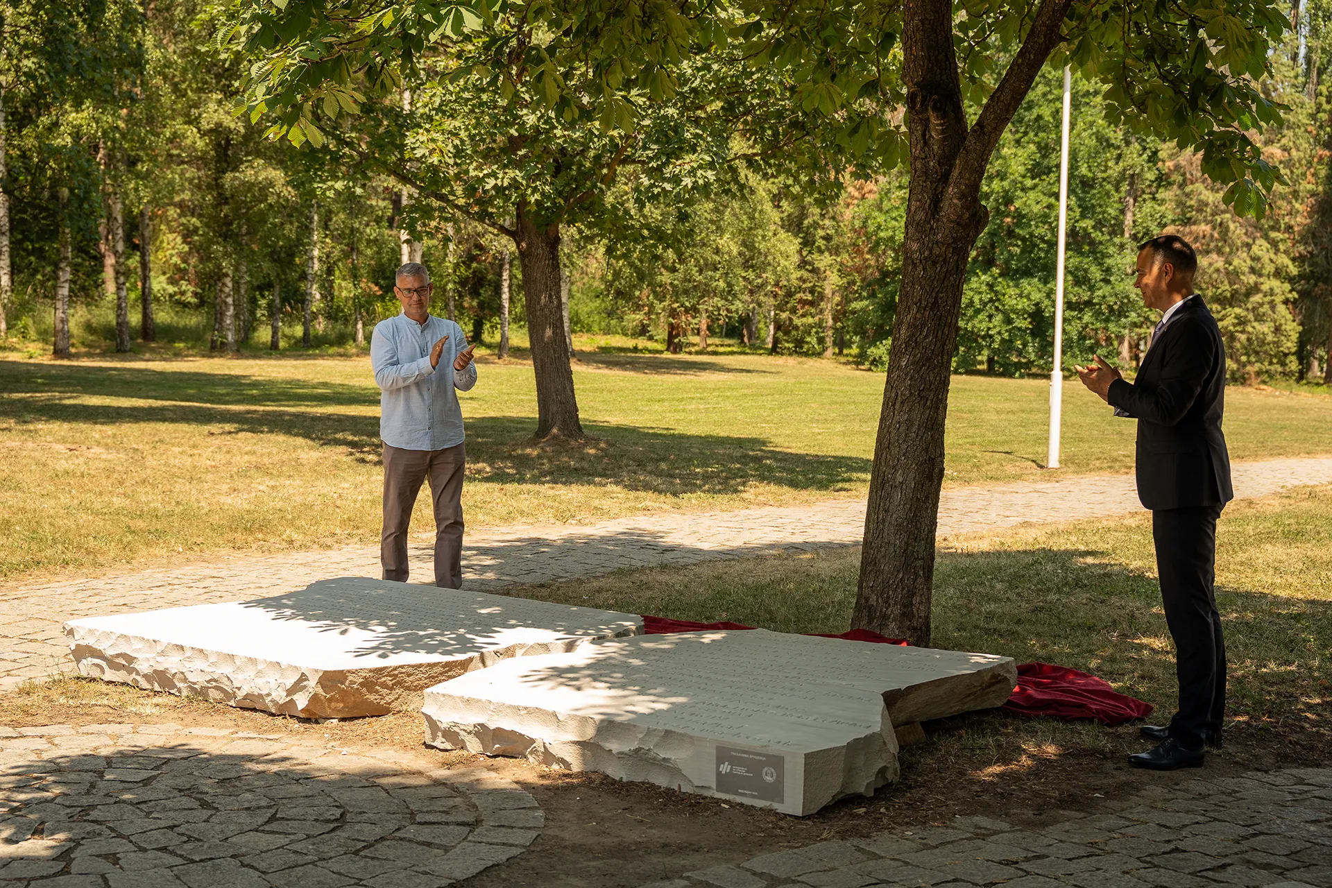 Спомен-плоча са текстом Добрице Ћосића положена на Слободишту у Крушевцу у знак сећања на преко 700 стрељаних Срба, Јевреја и Рома у Другом светском рату 5 Spomen-ploča sa tekstom Dobrice Ćosića